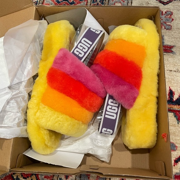 UGG SLIPPERS (NWT) - Picture 3 of 3